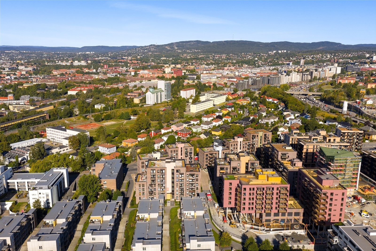 Løren Torg er et annet allsidig nærsenter med et variert utvalg av butikker og spisesteder, frisør, apotek, bokhandel og mer. Her finner du "alt" du trenger i hverdagen. Galleribilde