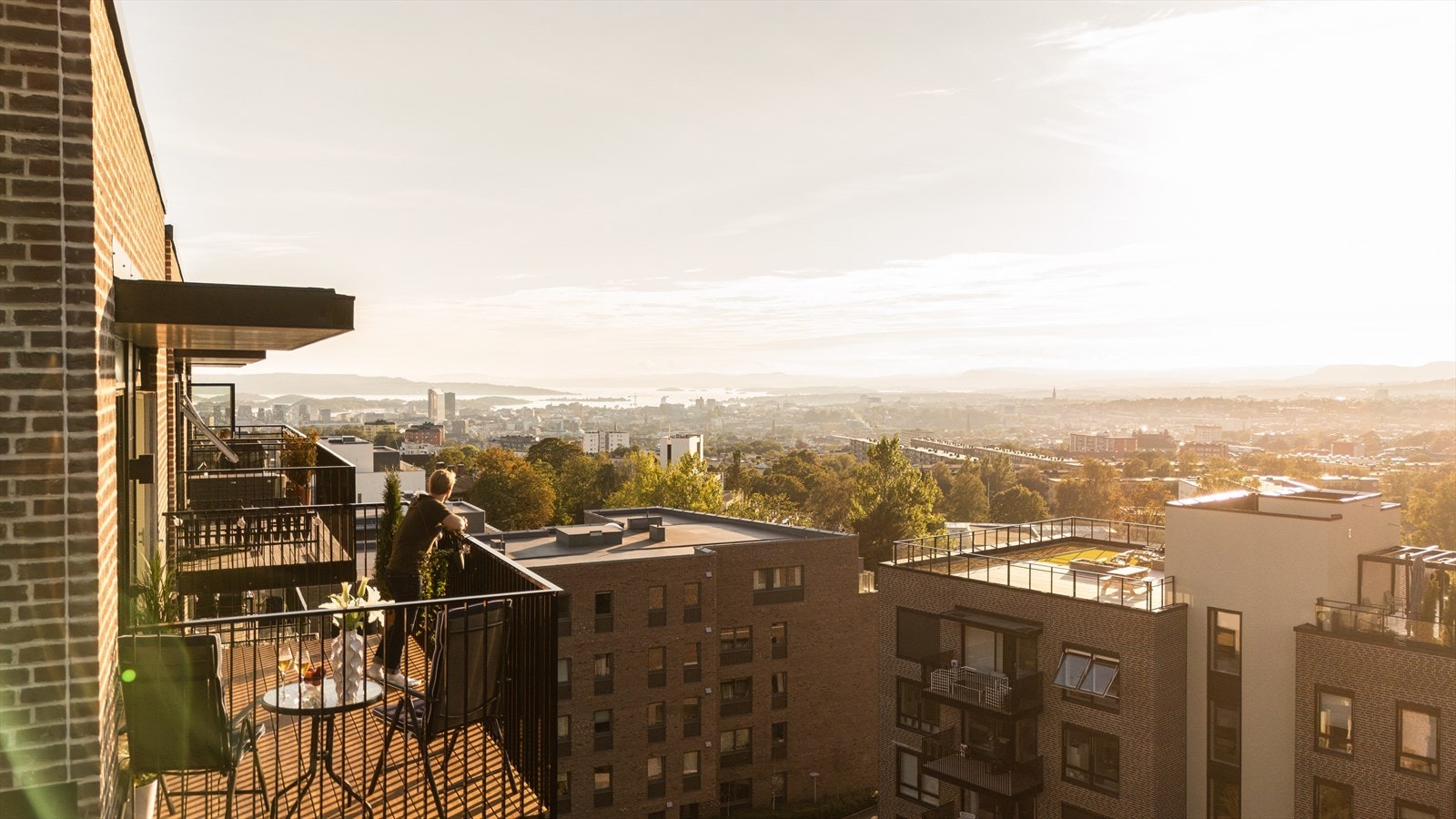 Kort fortalt: Rålekker 4-R utsiktsleilighet med FANTASTISK utsikt utover Oslo og helt ned til Sjøen. Galleribilde