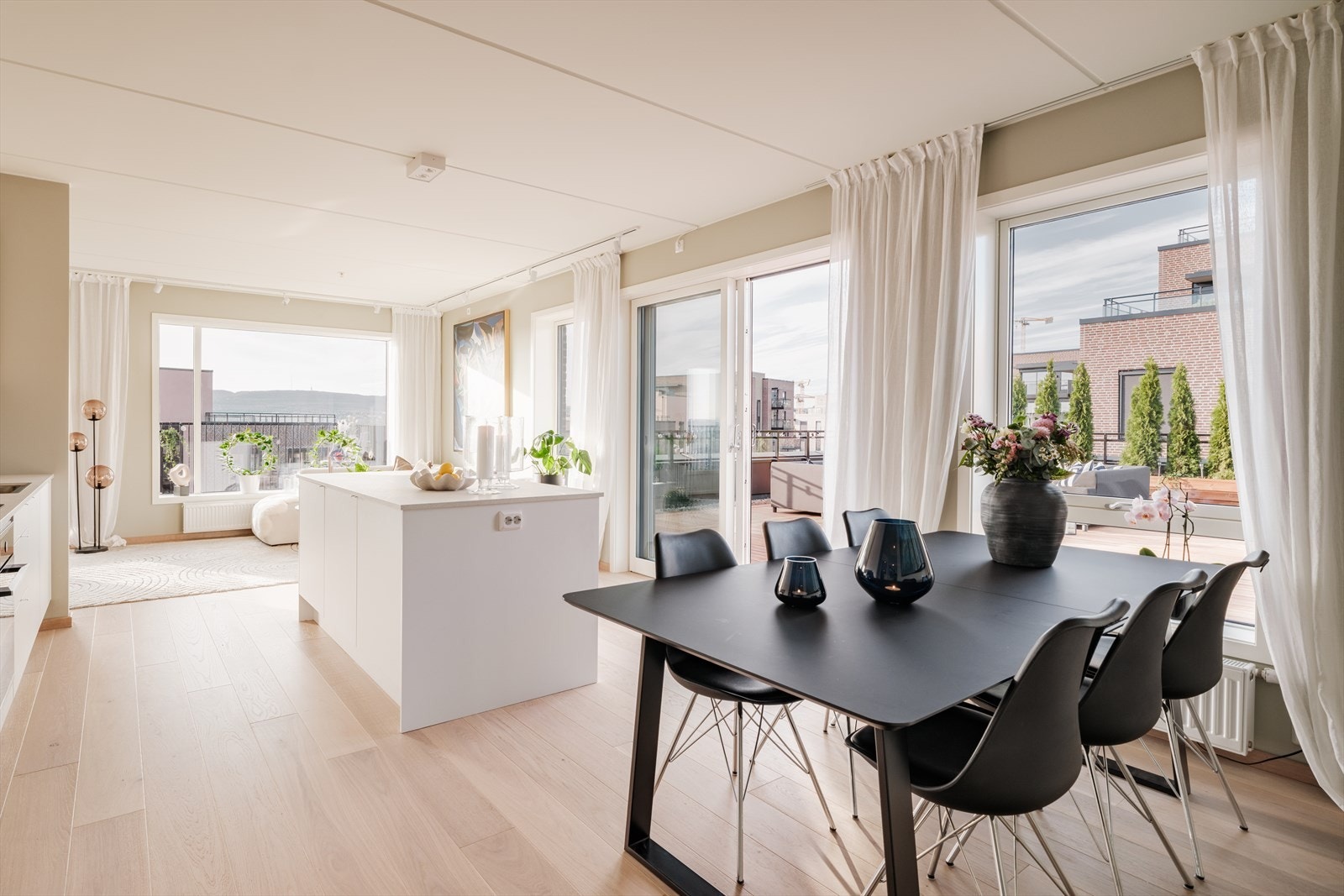 En innbydende spisebordsone som samler familie og venner til gode måltider. Galleribilde