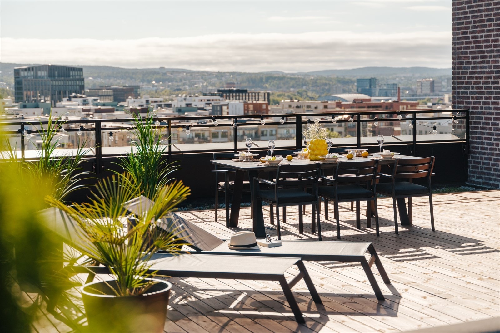 Terrassen har samme solide utførelse som balkongen, med malt/beiset tregulv og i tillegg etablert utekjøkken med innlagt vann. Galleribilde