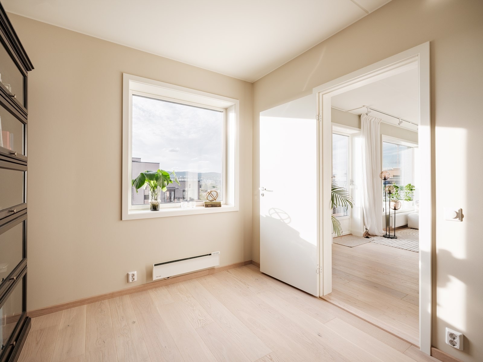 Her har man også plass til dobbeltseng og en garderobeløsning om ønskelig. Her fra har man også en nydelig utsikt over nærområde. Galleribilde