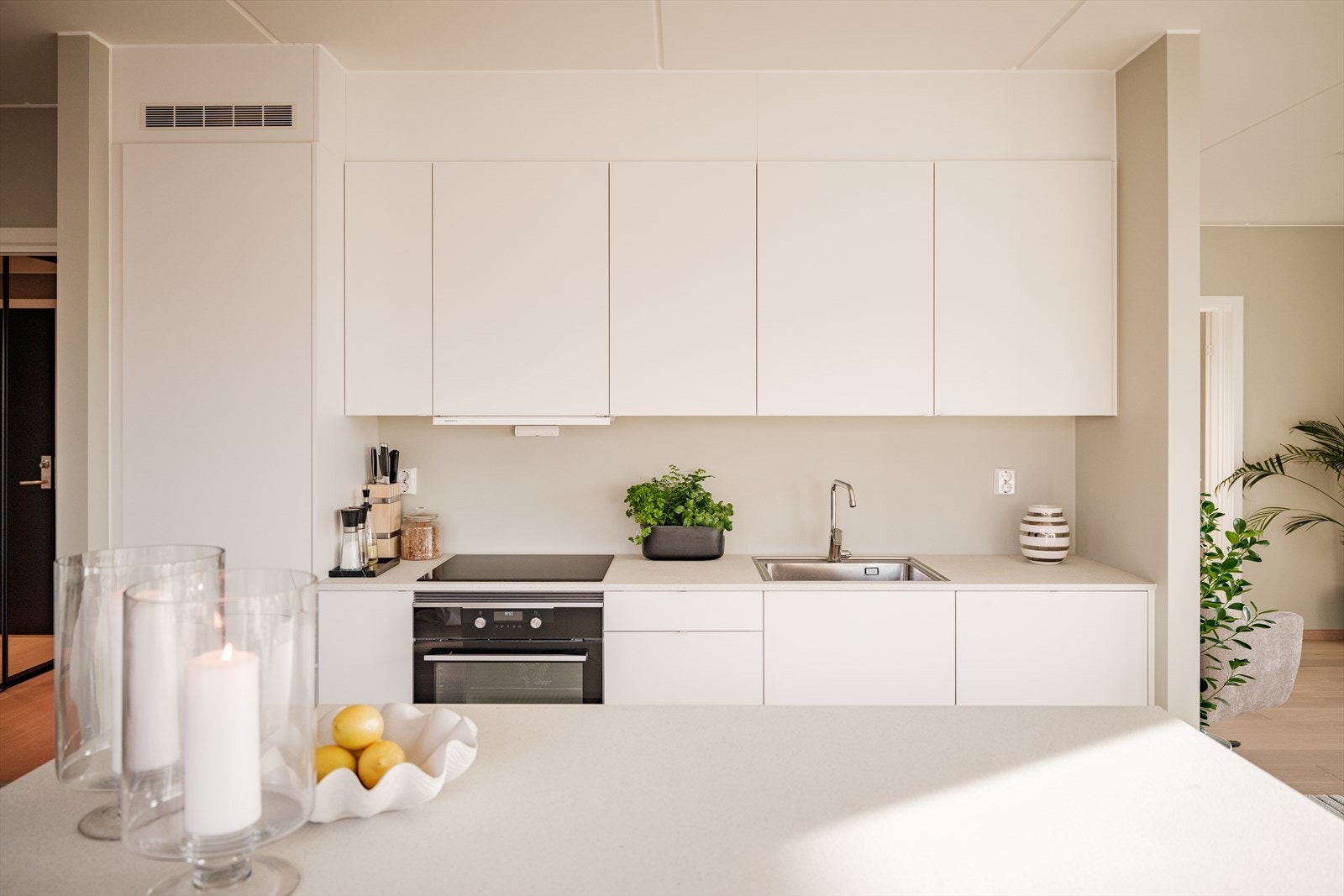 Innredningen fremstår som moderne og vedlikeholdt, og har kjøkkenøy i samme utførelse som øvrig innredning. Galleribilde