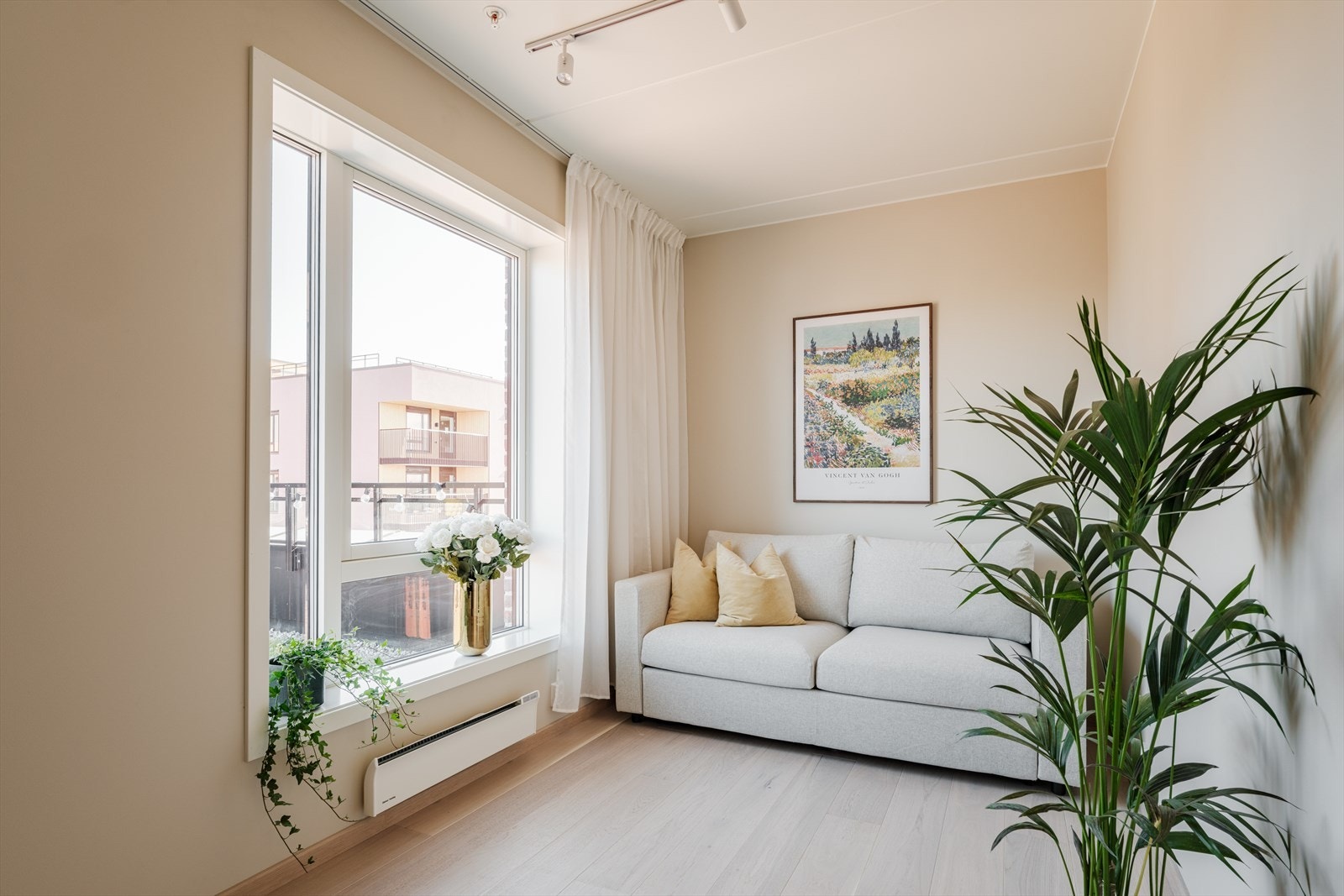 Et romslig soverom med god plass til dobbeltseng og kontor om ønsket. Galleribilde