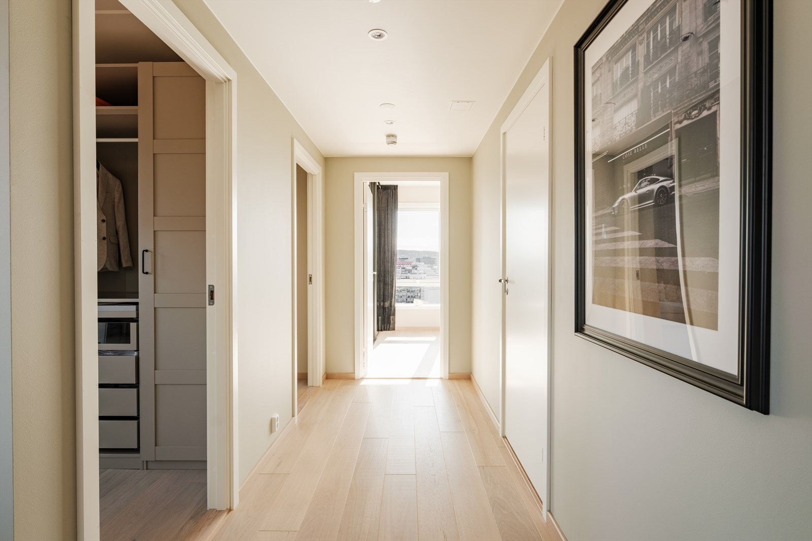 Leiligheten har totalt fire soverom av god størrelse. Alle med generøs størrelse og gjennomtenkte løsninger, tilrettelegger for både barn, gjester eller hjemmekontor. Galleribilde