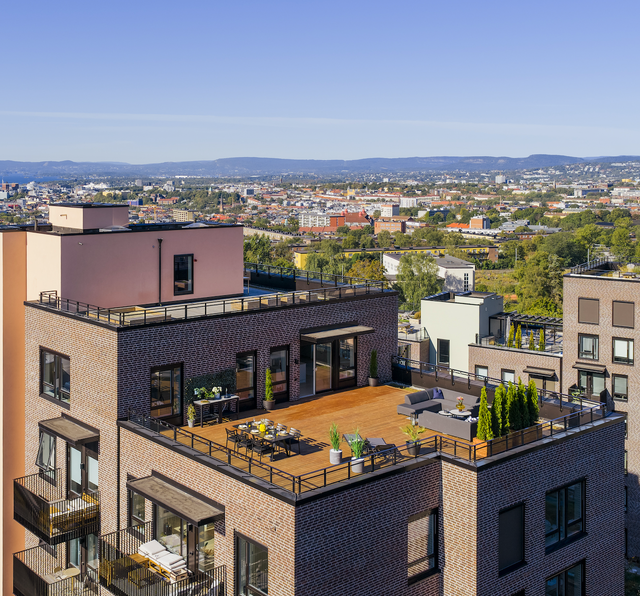 Velkommen til en sjelden mulighet - en eksklusiv toppleilighet med spektakulær utsikt, gode solforhold, privat takterrasse på hele 104 m², balkong og garasjeplass. Galleribilde