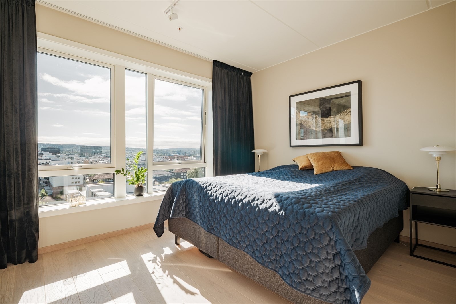 Hovedsoverommet er romslig med god plass til dobbeltseng og medfølgende garderobeskap hvor du har plass til alt av tøy og diverse. Galleribilde