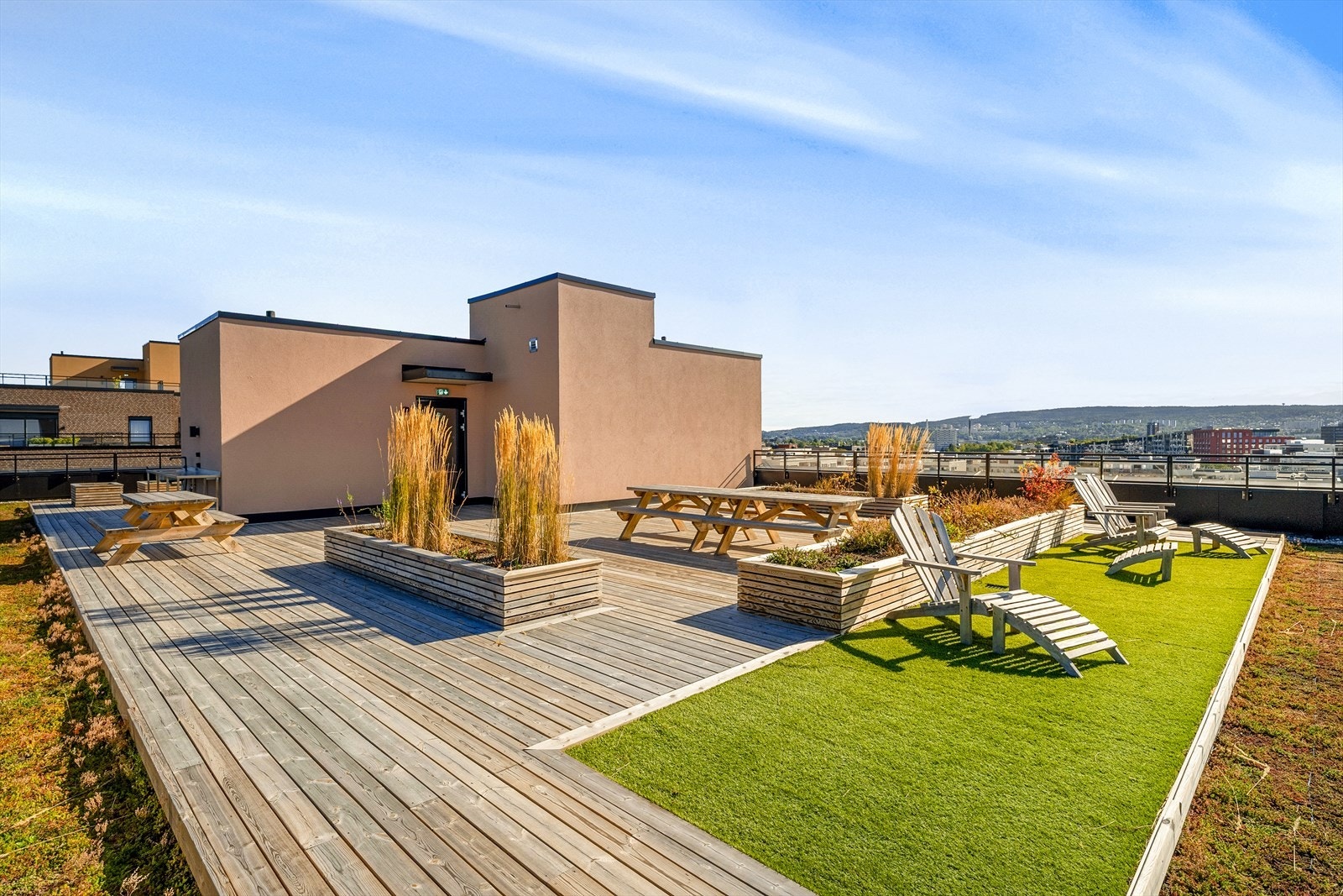 Den spektakulære takterrassen i 8. etasje er tilgjengelig for alle beboere - et sosialt samlingspunkt med sinnssyk utsikt over byen og landskapet. Galleribilde