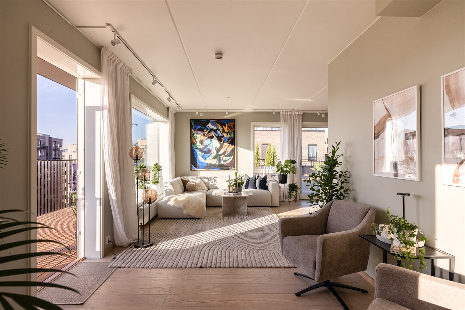 Harmoniske fargetoner og stilrene overflater skaper en rolig atmosfære. Galleribilde