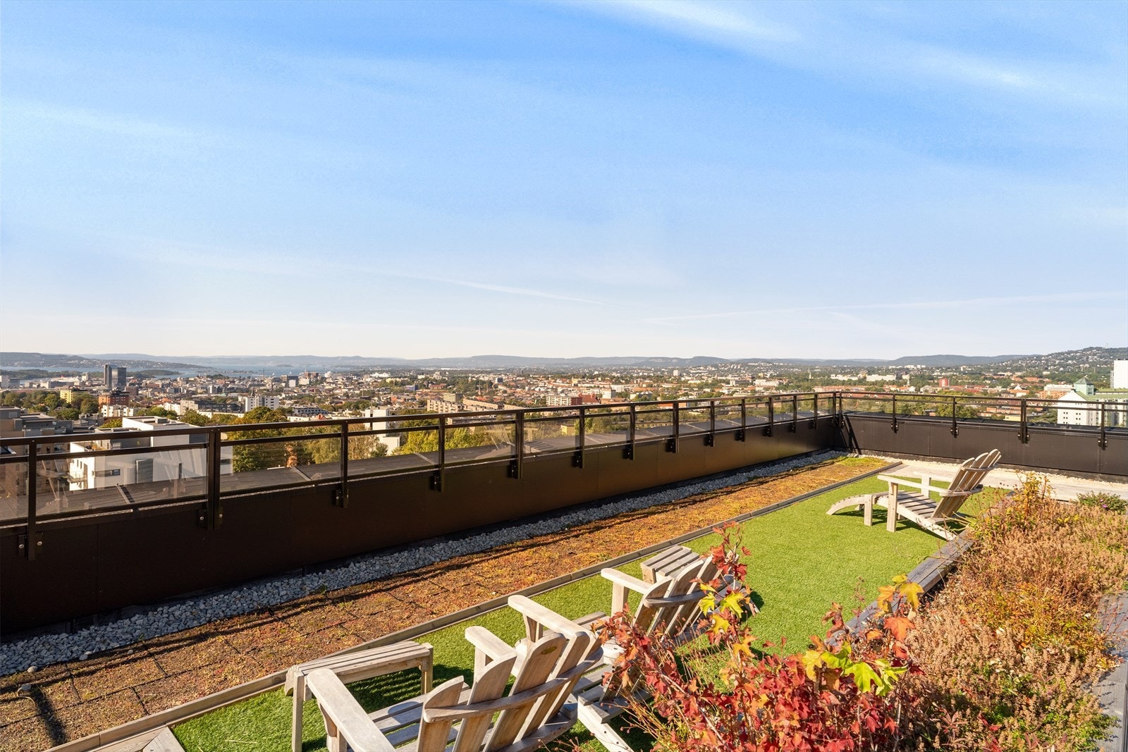 Her kan man nyte solen fra morgen til kveld, invitere venner til hyggelige kvelder eller bare trekke seg tilbake med en kopp kaffe høyt over bylivet. Galleribilde