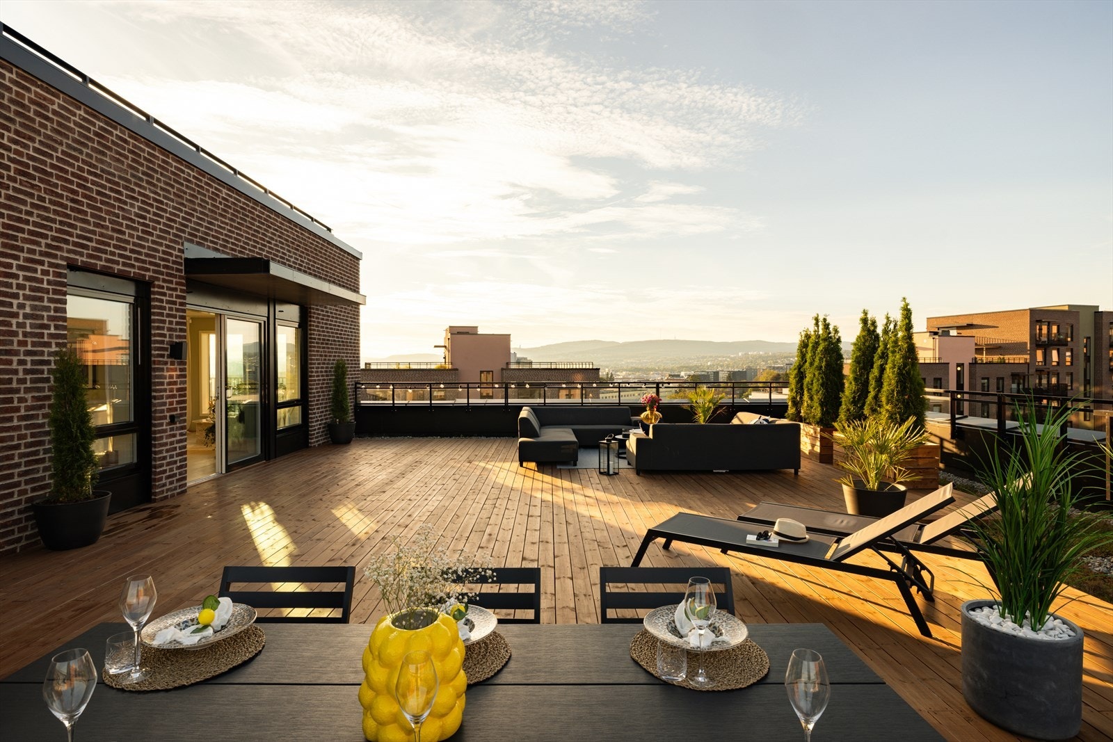 Her har du GOD plass til "alt" du måtte ønske av utemøbler. Galleribilde