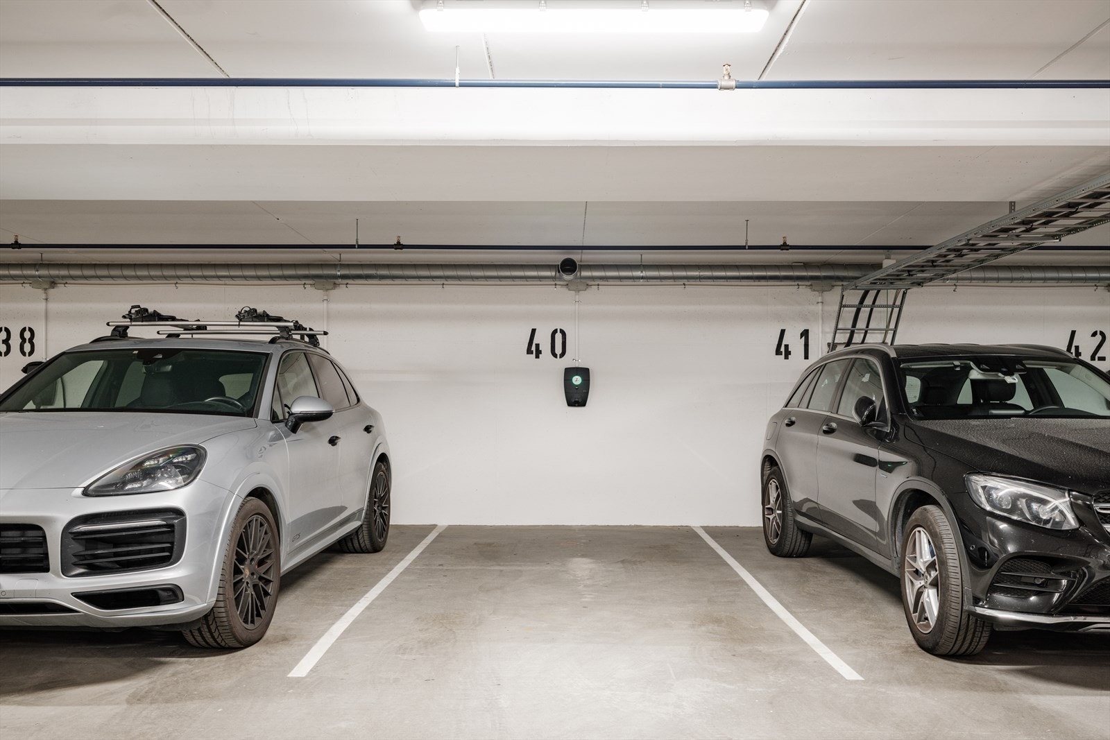 Egen garasjeplass med el-bil lader. Galleribilde