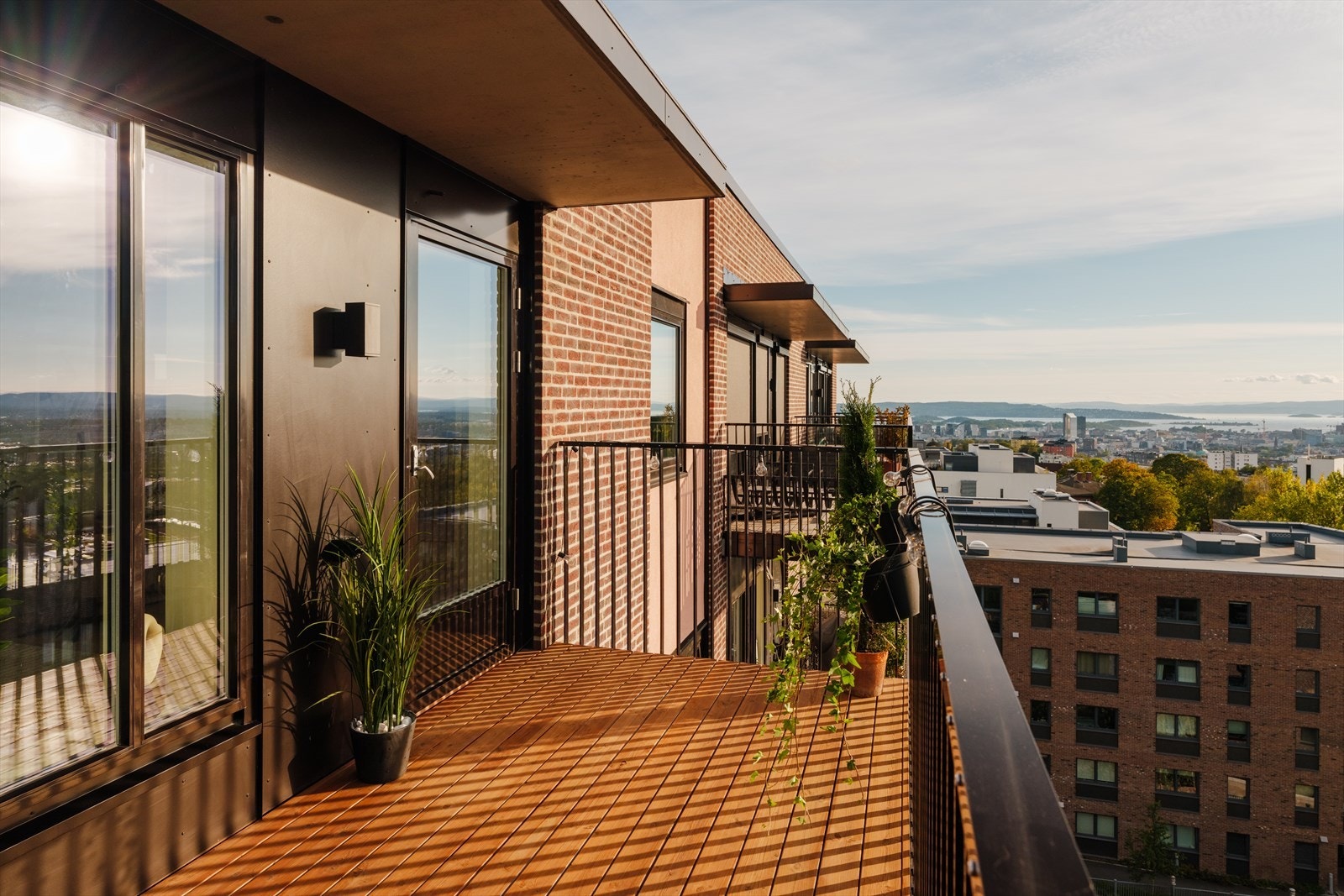 En generøs balkong med plass til sittegruppe - perfekt for lange sommerdager og hyggelige kvelder. Galleribilde