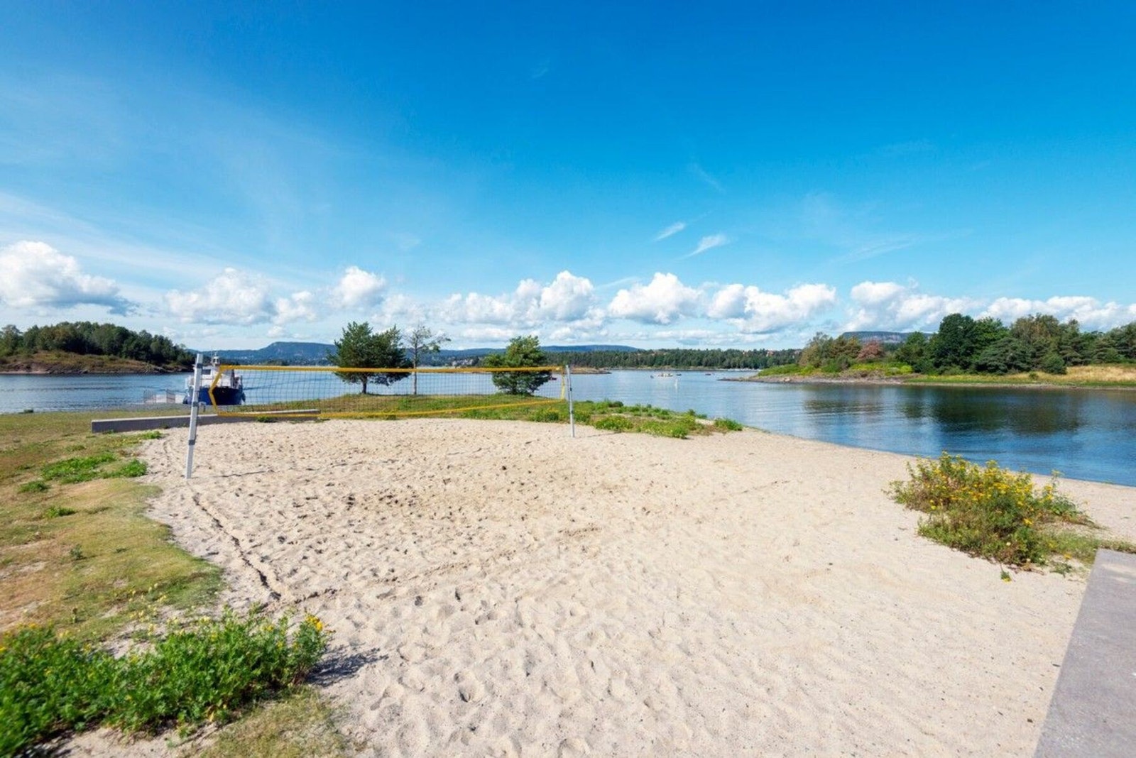 Storøyodden med Fornebus største strand, volleyballbaner, grill, brygge og kiosk Galleribilde