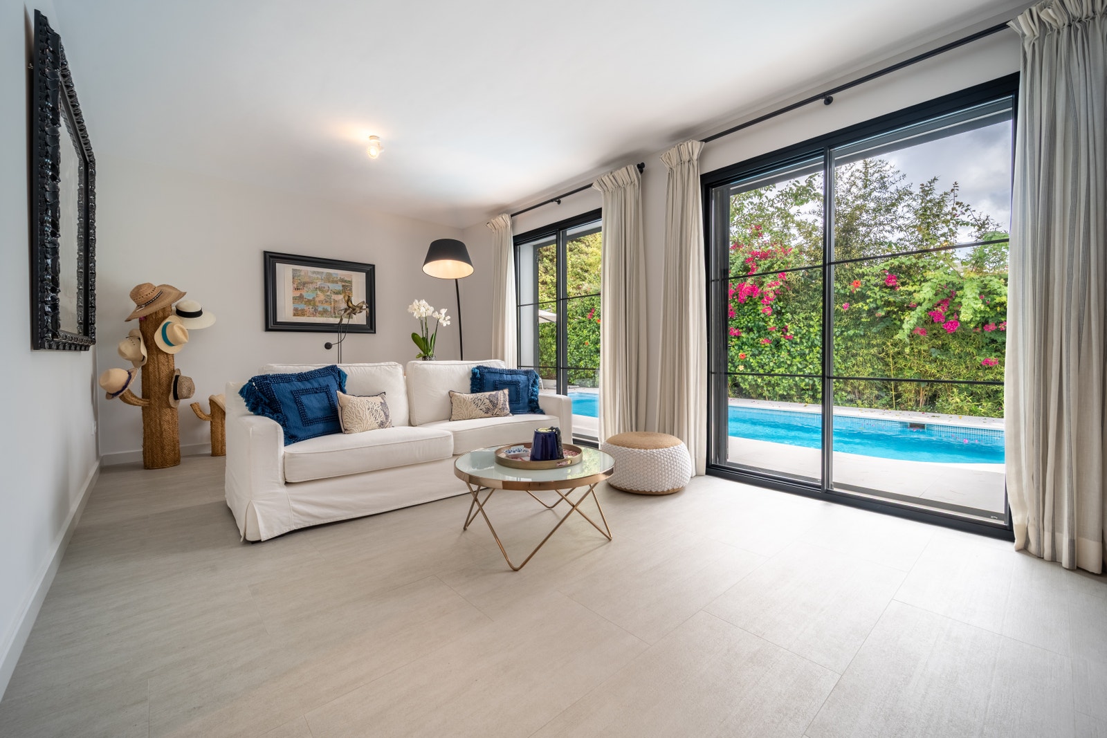 Gå inn i en solfylt salong med gulv-til-tak-vinduer med utsikt over det glitrende bassenget og den innbydende utendørs salongen. Nyt det romslige, moderne interiøret som er perfekt for å slappe av med familie eller venner i Los Monteros.
Step into a sunli Galleribilde