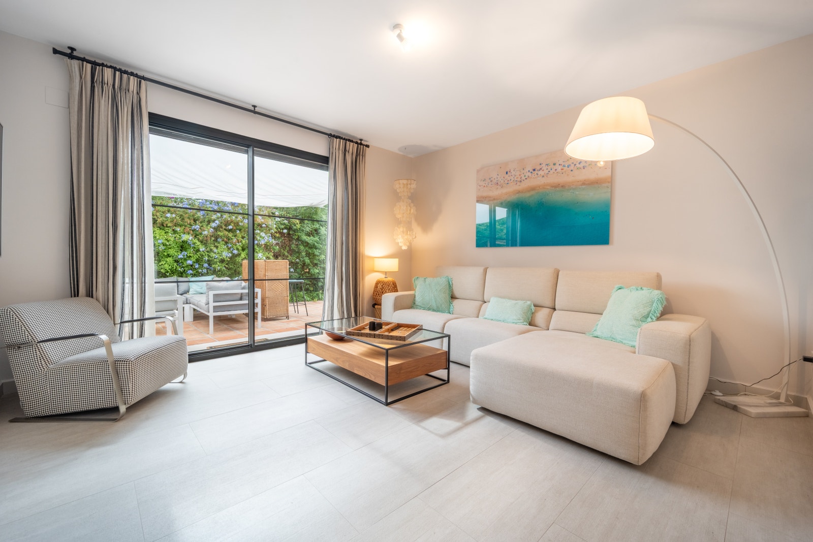 Casa Salmas koselige TV-stue vender mot øst og har enkel tilgang til den solfylte sideterrassen, noe som skaper den perfekte rammen for avslapning eller sosialt samvær. Gjestene kan bevege seg uanstrengt mellom innendørs komfort og utendørs fritid, og nyt Galleribilde