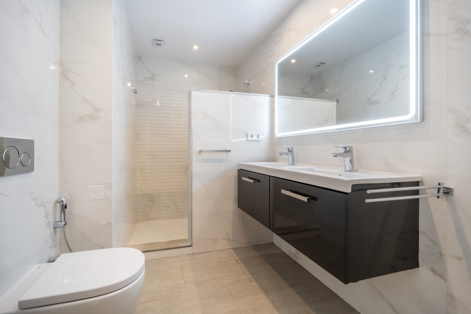 Family and friends will love Casa Salma’s modern family bathroom, where a spacious walk-in shower and impeccable finishes make mornings easy and stress-free. Designed for easy living, everyone can relax knowing there’s plenty of space and no rush, adding Galleribilde