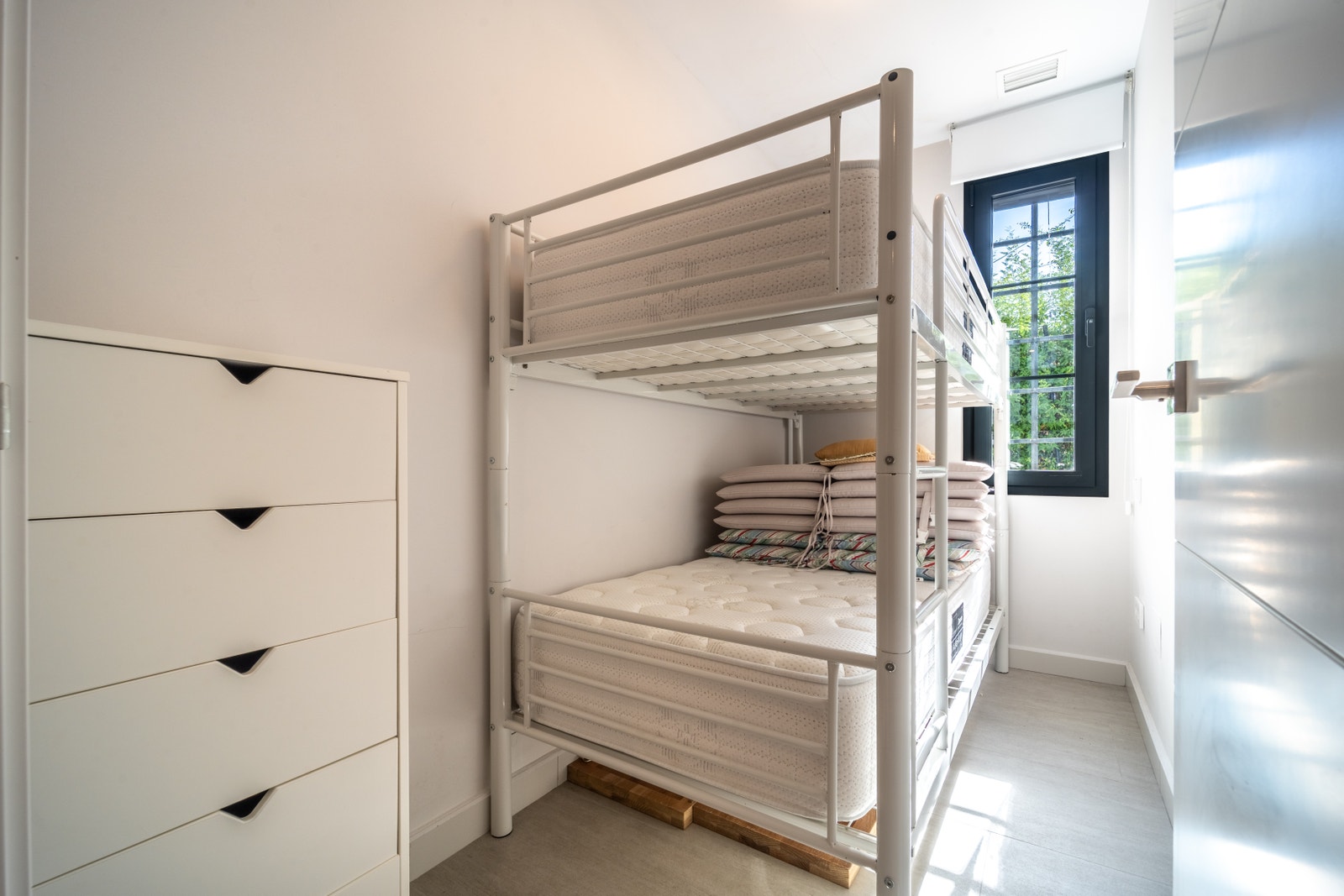 Smaller fifth bedroom ideal for bunk beds or a comfortable and quiet home office. Galleribilde