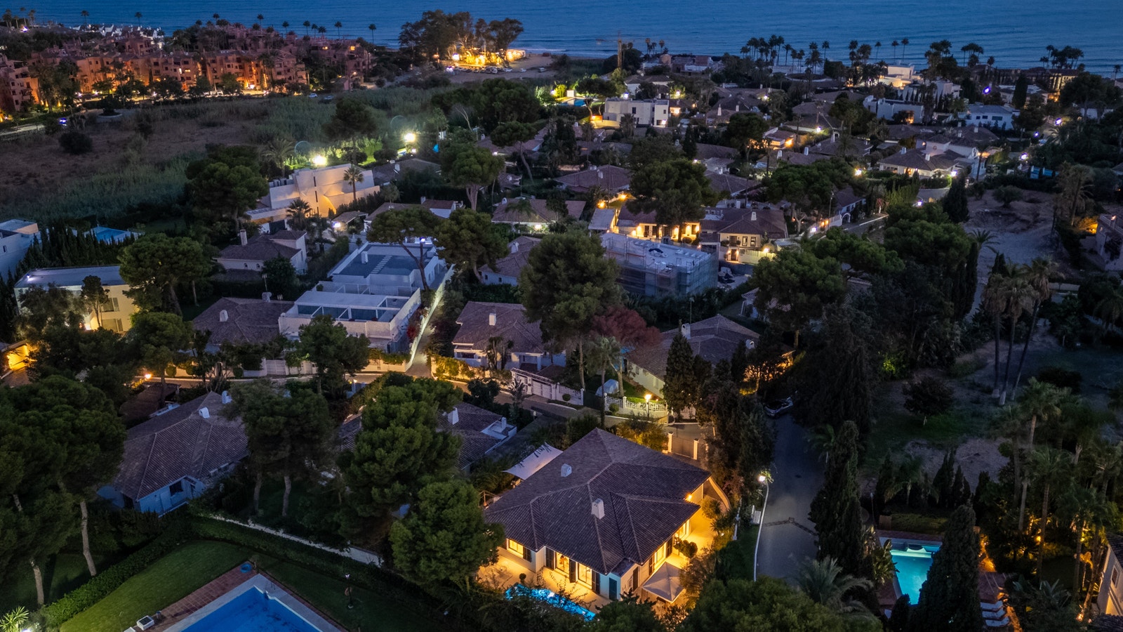 Den utrolig fredelige enklaven Los Monteros tilbyr en eksklusiv livsstil som føles spesiell og elitistisk uten all den glamouren og hektiske aktiviteten man finner i andre områder av Marbella. Denne livsstilen ved stranden er diskret og verdsatt av de som Galleribilde