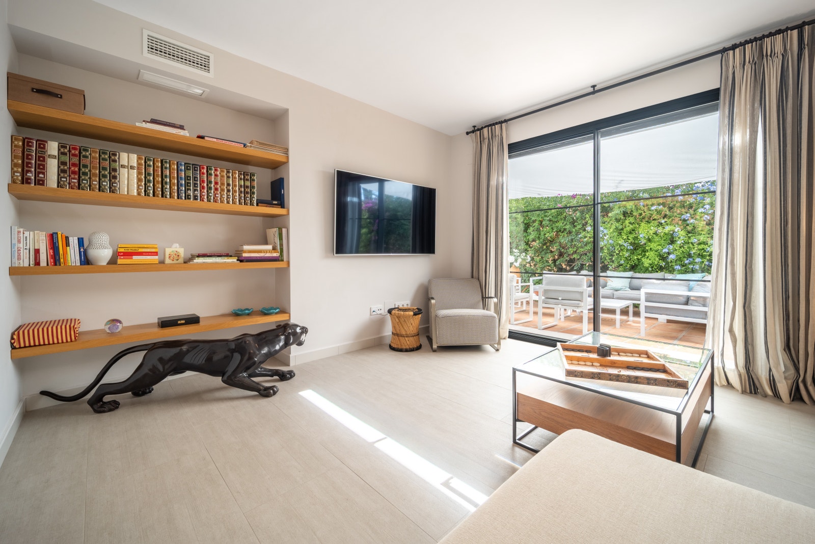 Nyt avslapningen i denne koselige, lyse TV-stuen med utsikt over side terrassen og utendørs lounge området på Casa Salma. Dette innbydende rommet er ideelt for backgammon-kvelder, familieavslapning og hjertevarmende sammenkomster. Oppdag komforten og alls Galleribilde