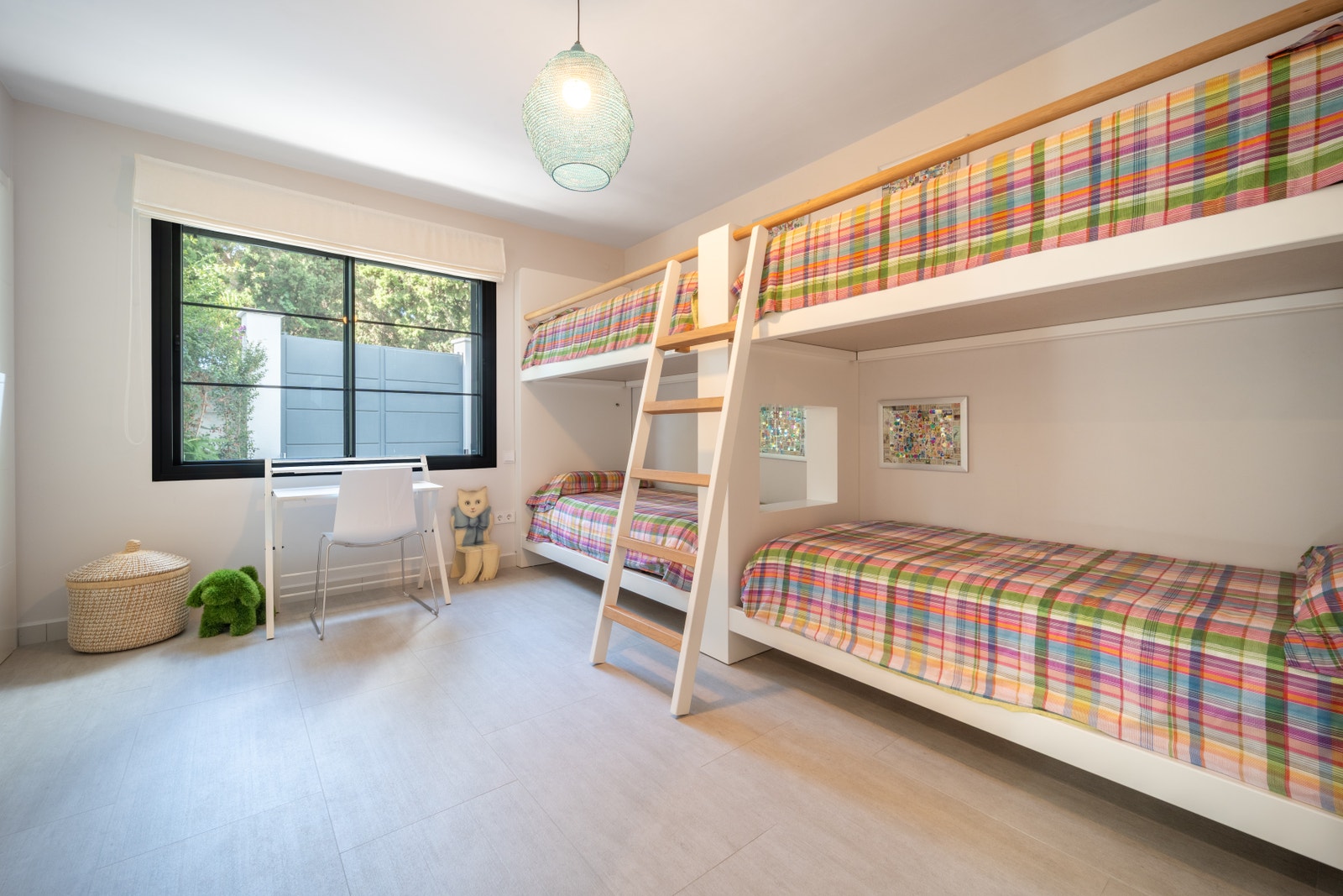 Find cozy versatility in this inviting bedroom, complete with twin built-in bunk beds that are perfect for kids or friends visiting. A warm and cozy space designed for laughter, stories, and shared adventures. Galleribilde