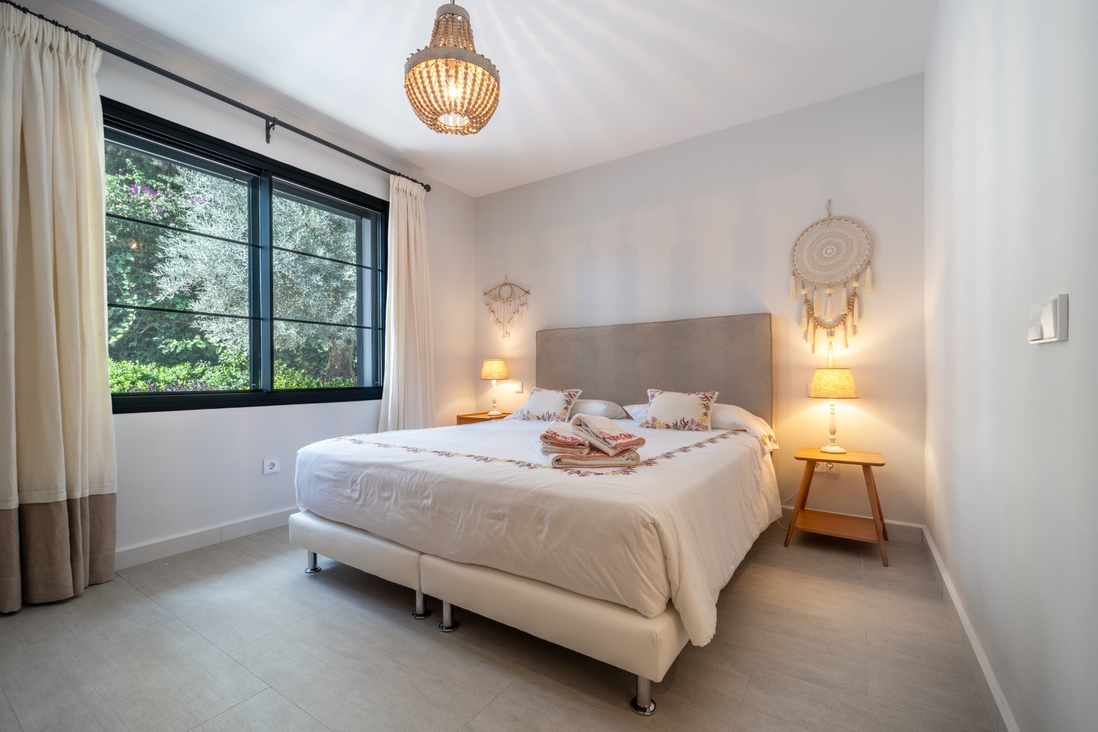 Enjoy comfort and privacy in this bright secondary or guest bedroom at Casa Salma, featuring its own ensuite bathroom. Thoughtfully designed with soft linens and tranquil decor, it offers a peaceful retreat for relaxation. Galleribilde