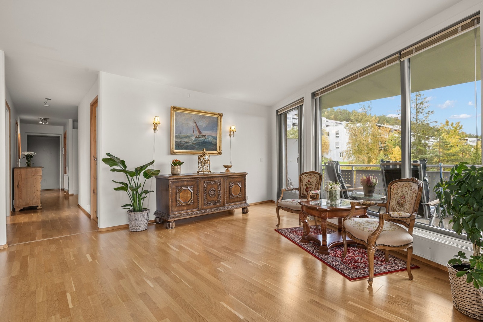 Store vinduer og balkongdører bidrar til en behagelig atmosfære og god kontakt mellom inne- og uteområdene. Galleribilde