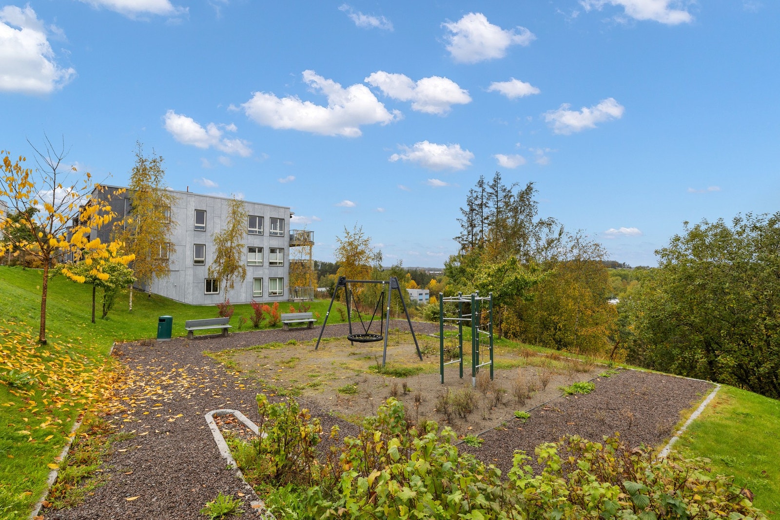 Borettslaget har lekeplass og romslige fellesarealer som gir godt med boltreplass for både store og små Galleribilde