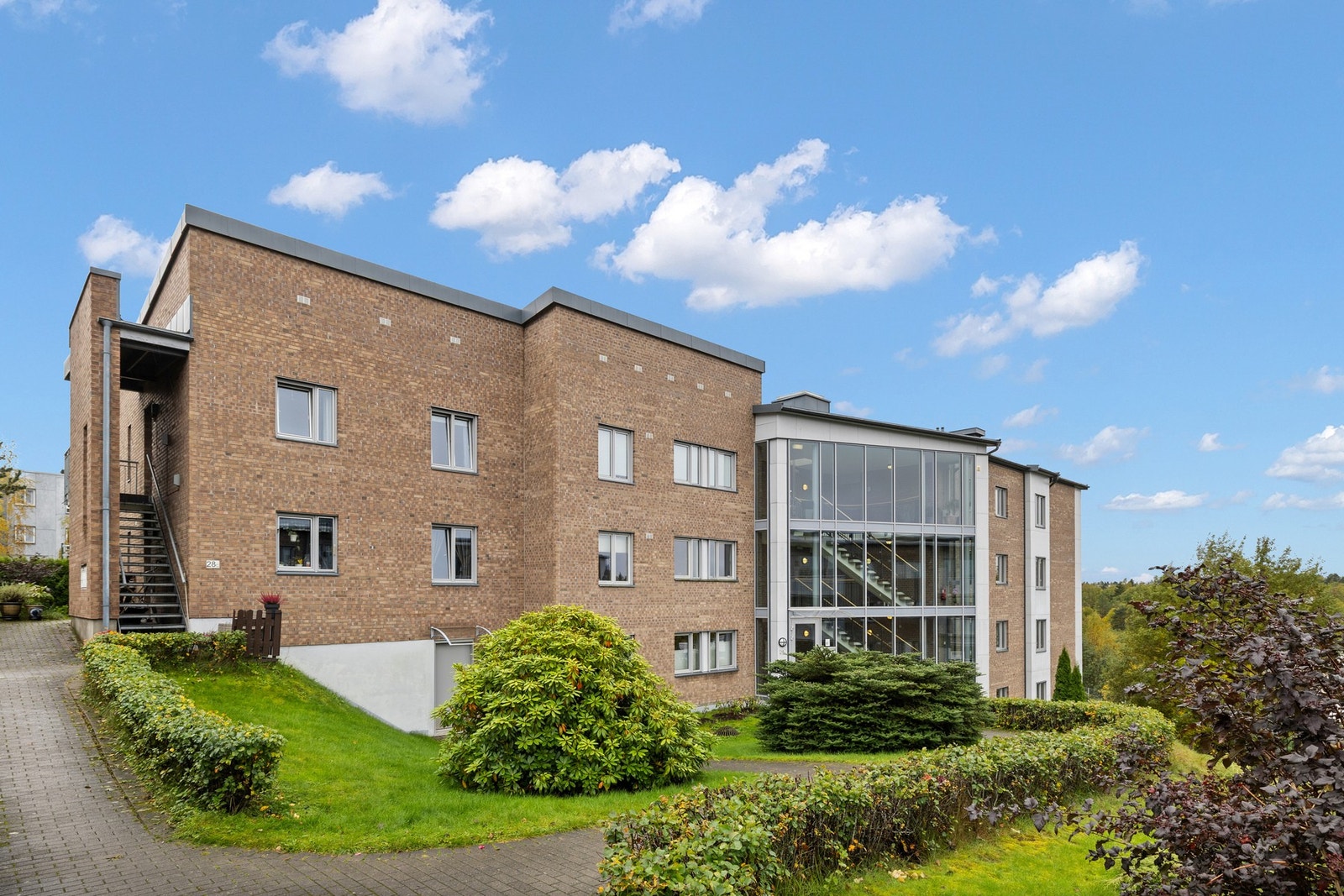 Det er grønne områder både rundt og mellom bygningene, som gir et trivelig og åpent bomiljø. Galleribilde