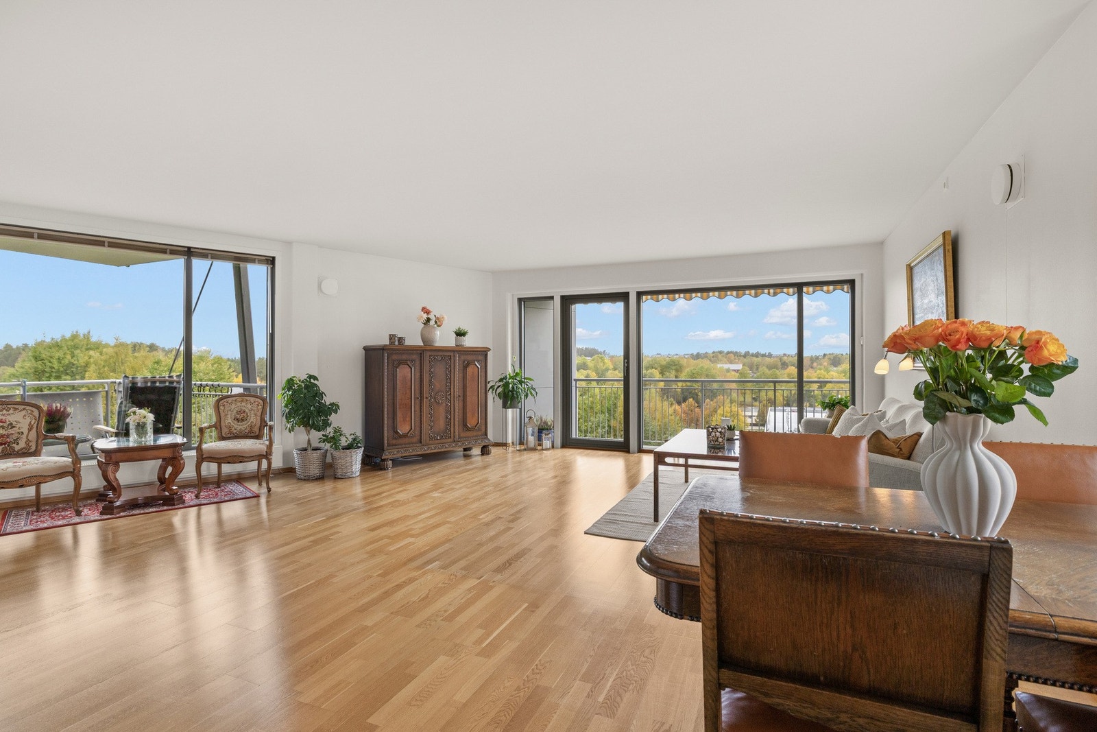 Velkommen til Liakollveien 28B - En romslig og innholdsrik 4-roms leilighet, med 2 balkonger og 2 garasjeplasser. Galleribilde