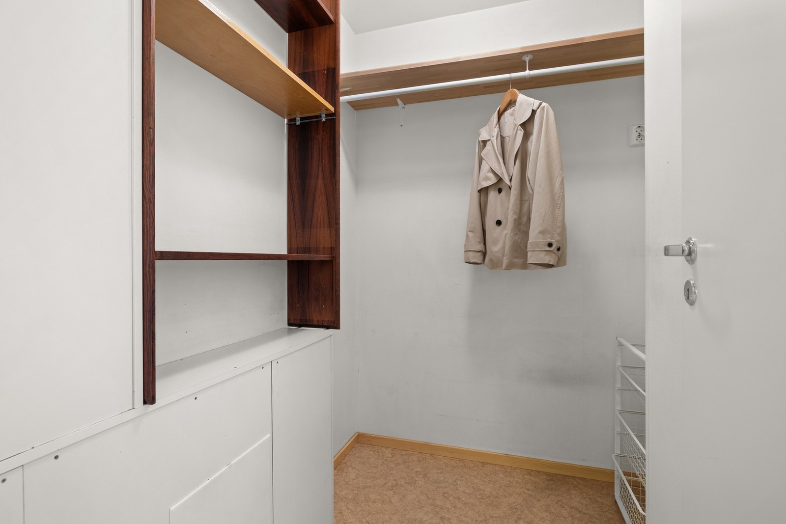 I tilknytning til entréen finnes en innvendig bod med gode oppbevaringsmuligheter og fastmonterte hyller, ideell for lagring av klær, sko og utstyr. Galleribilde