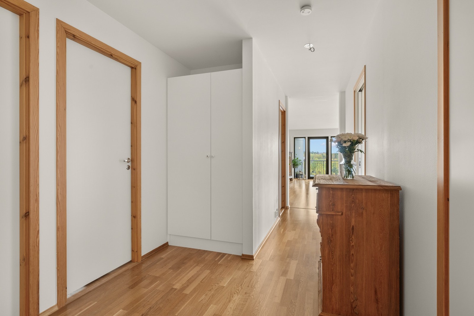 Leiligheten har en lys og innbydende entré med parkett på gulv og malte veggflater i lyse fargetoner. Galleribilde