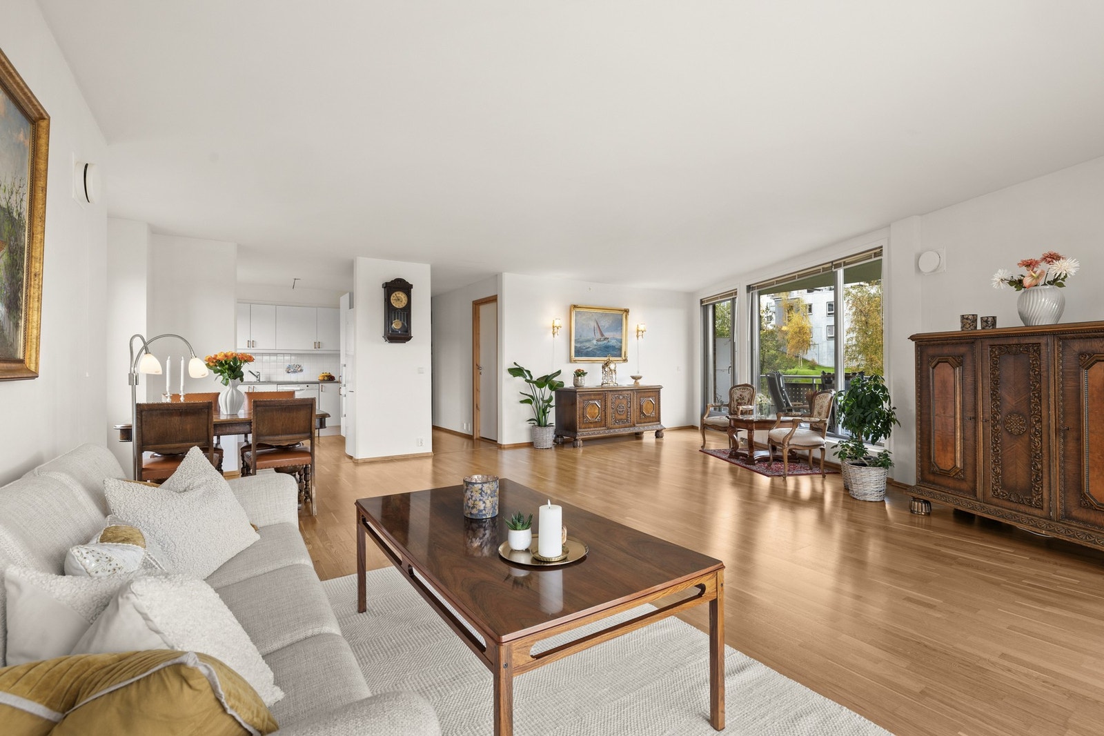 Her får du en funksjonell og velholdt leilighet med tre soverom, romslig stue med utgang til to balkonger, lyst kjøkken, bad, separat toalettrom og gode oppbevaringsmuligheter. Galleribilde