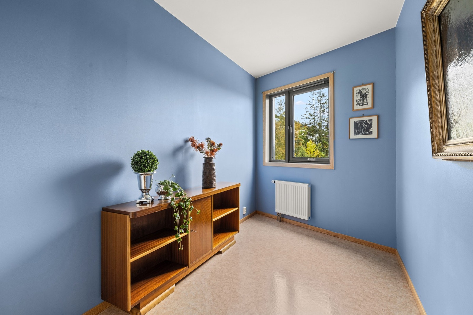 De øvrige rommene egner seg godt som barnerom, gjesterom eller hjemmekontor, og gir fleksible bruksmuligheter etter behov. Galleribilde