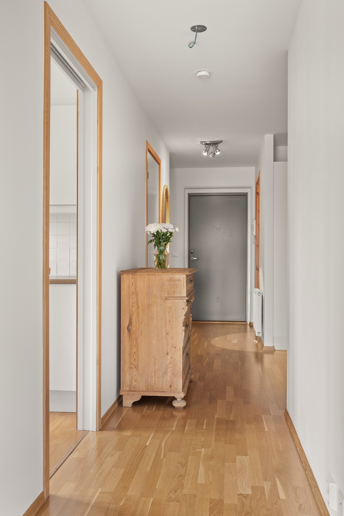 Det er plass til oppheng av yttertøy og sko, samt garderobeskap for oppbevaring. Galleribilde