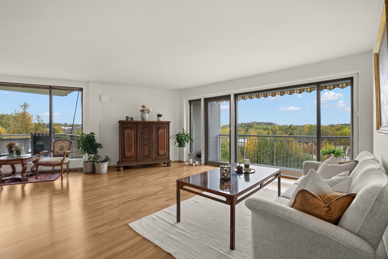 Boligen har store vindusflater som gir rikelig med dagslys og flott utsikt mot grønne omgivelser. Galleribilde