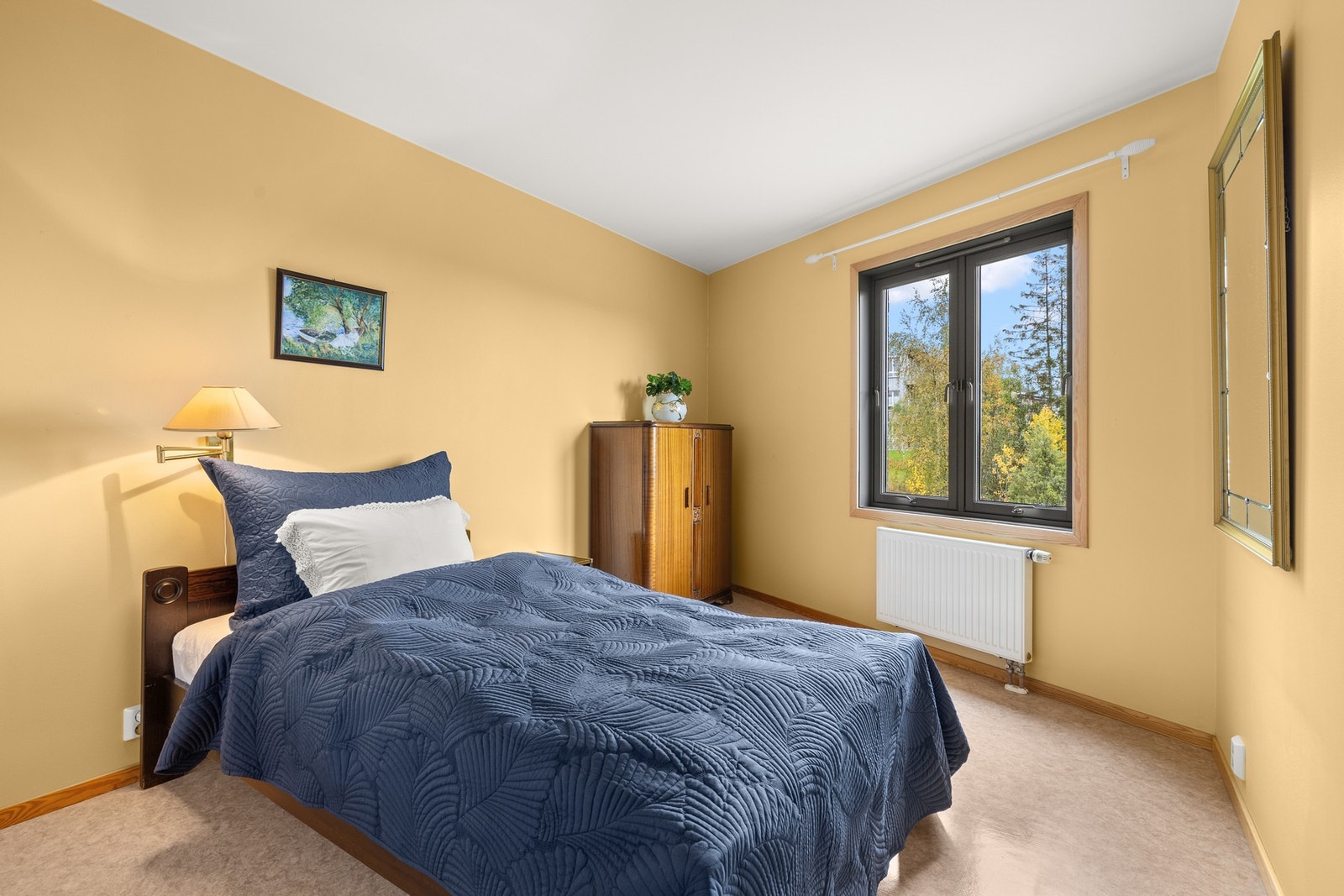 Leiligheten har tre soverom av god størrelse, alle med lyse overflater og vinduer som slipper inn rikelig med dagslys. Galleribilde