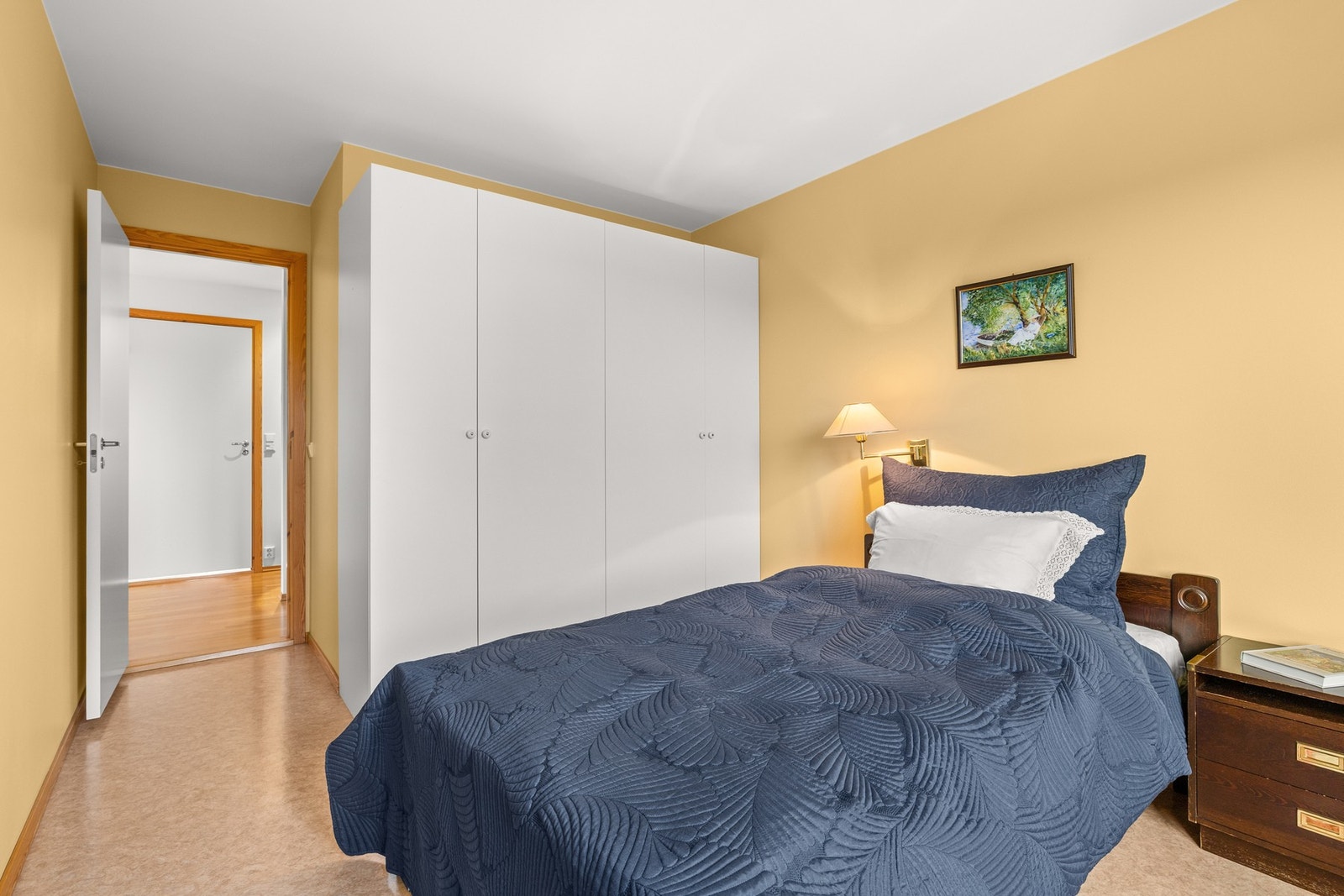 Hovedsoverommet har plass til dobbeltseng, nattbord og garderobeskap, og oppleves lyst og luftig med utsyn mot grønne omgivelser. Galleribilde