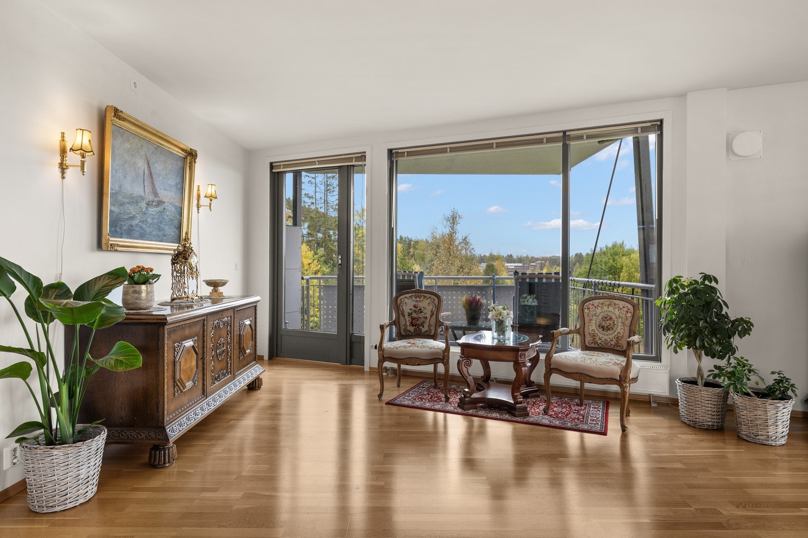 Den åpne planløsningen gjør rommet fleksibelt med god plass til ulike møbleringssoner, som sofagruppe, spisestue og eventuelt lese- eller arbeidskrok. Galleribilde