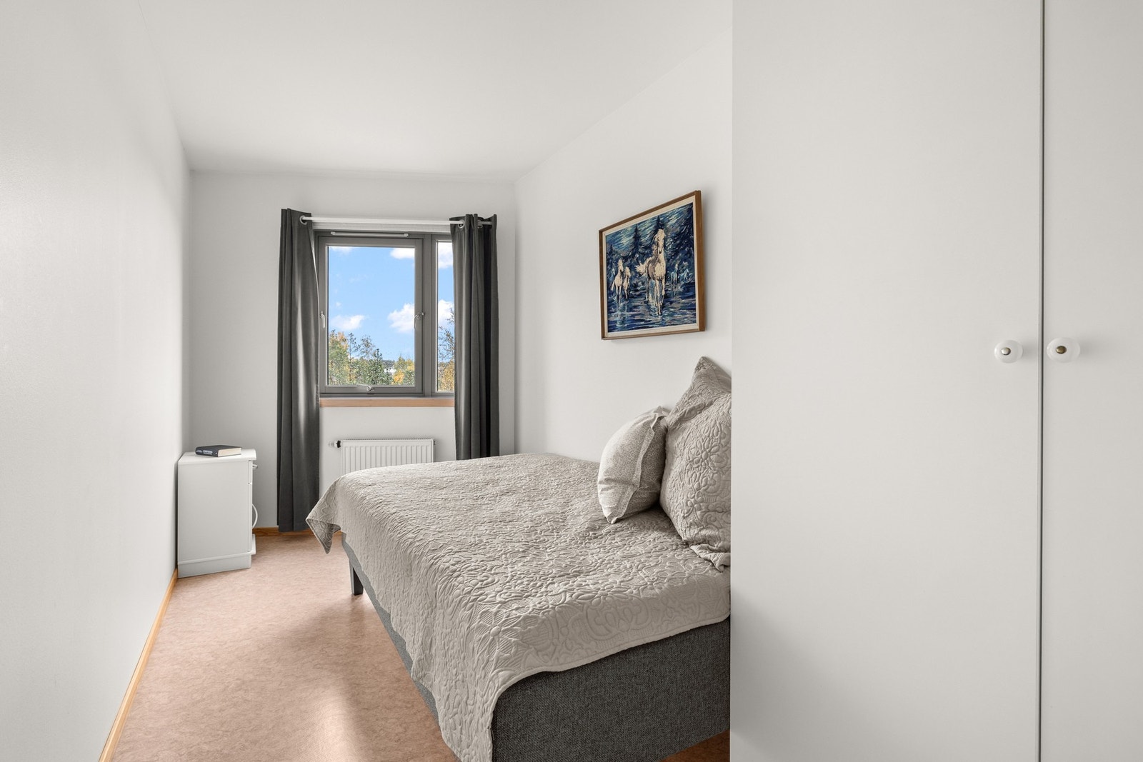 Alle soverommene har radiatoroppvarming som bidrar til jevn temperatur gjennom året. Galleribilde