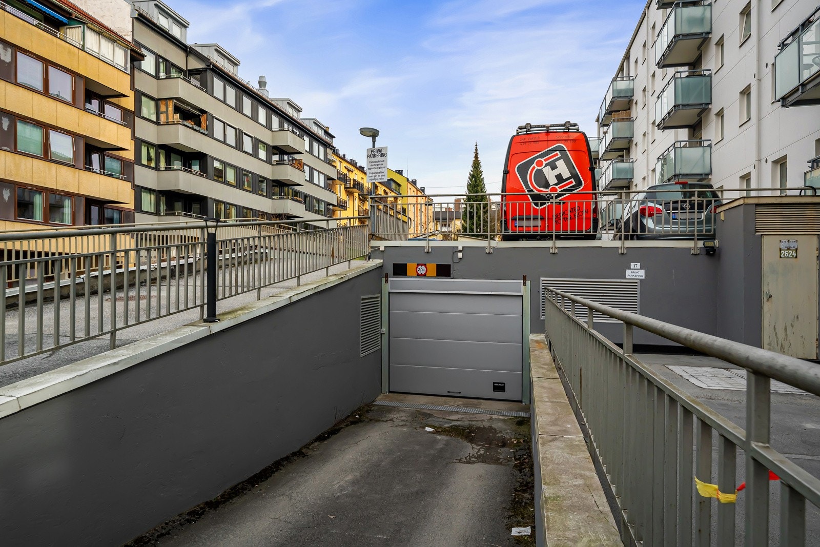Lukket garasjeanlegg med elektrisk portåpner. Galleribilde