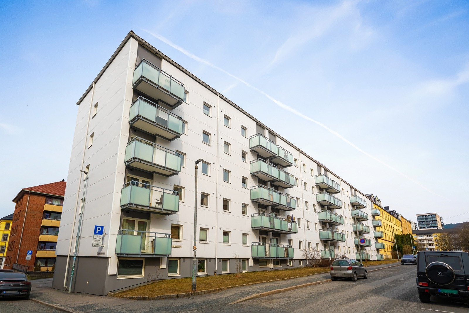 Garasjeanlegget har direkte adkomst via låst dør til Nils Huus gate 18. Galleribilde