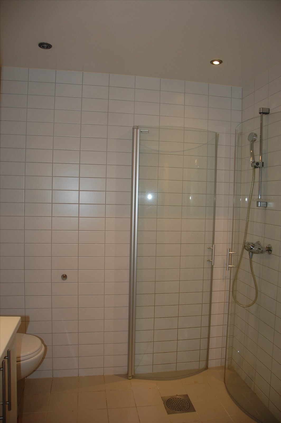 Flislagt baderom med opplegg for vaskemaskin. Galleribilde