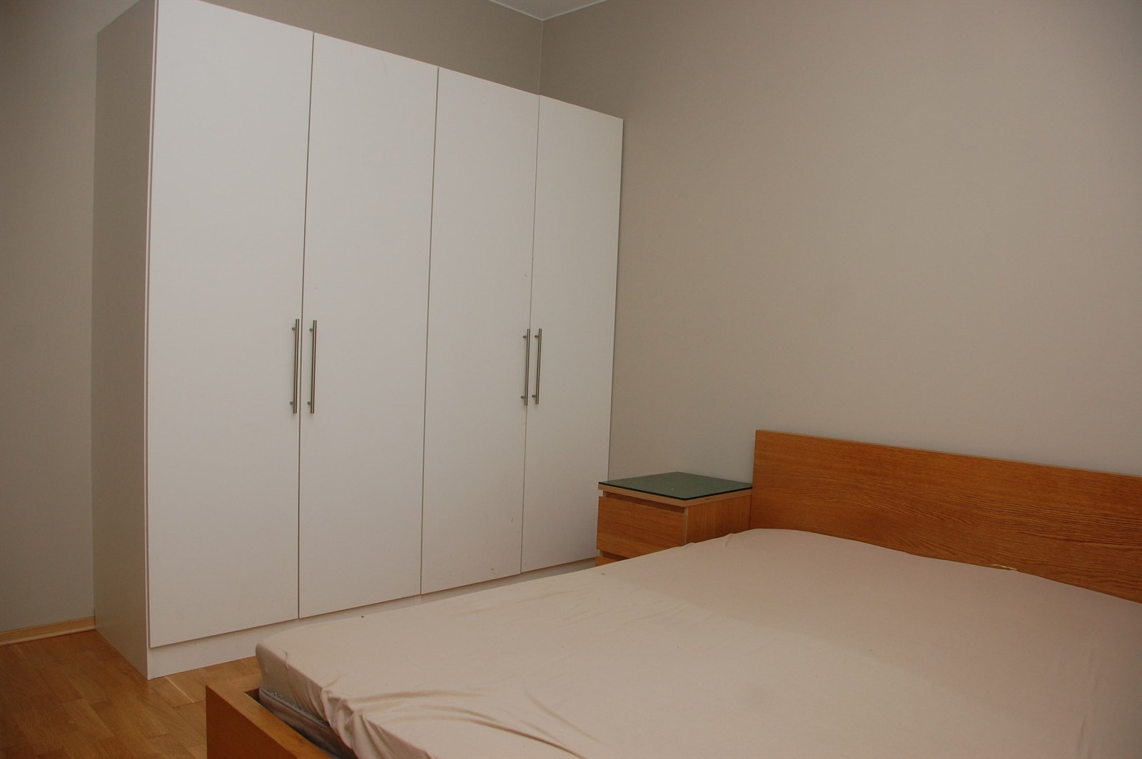 Soverom med god plass til seng og øvrig møblement. Galleribilde