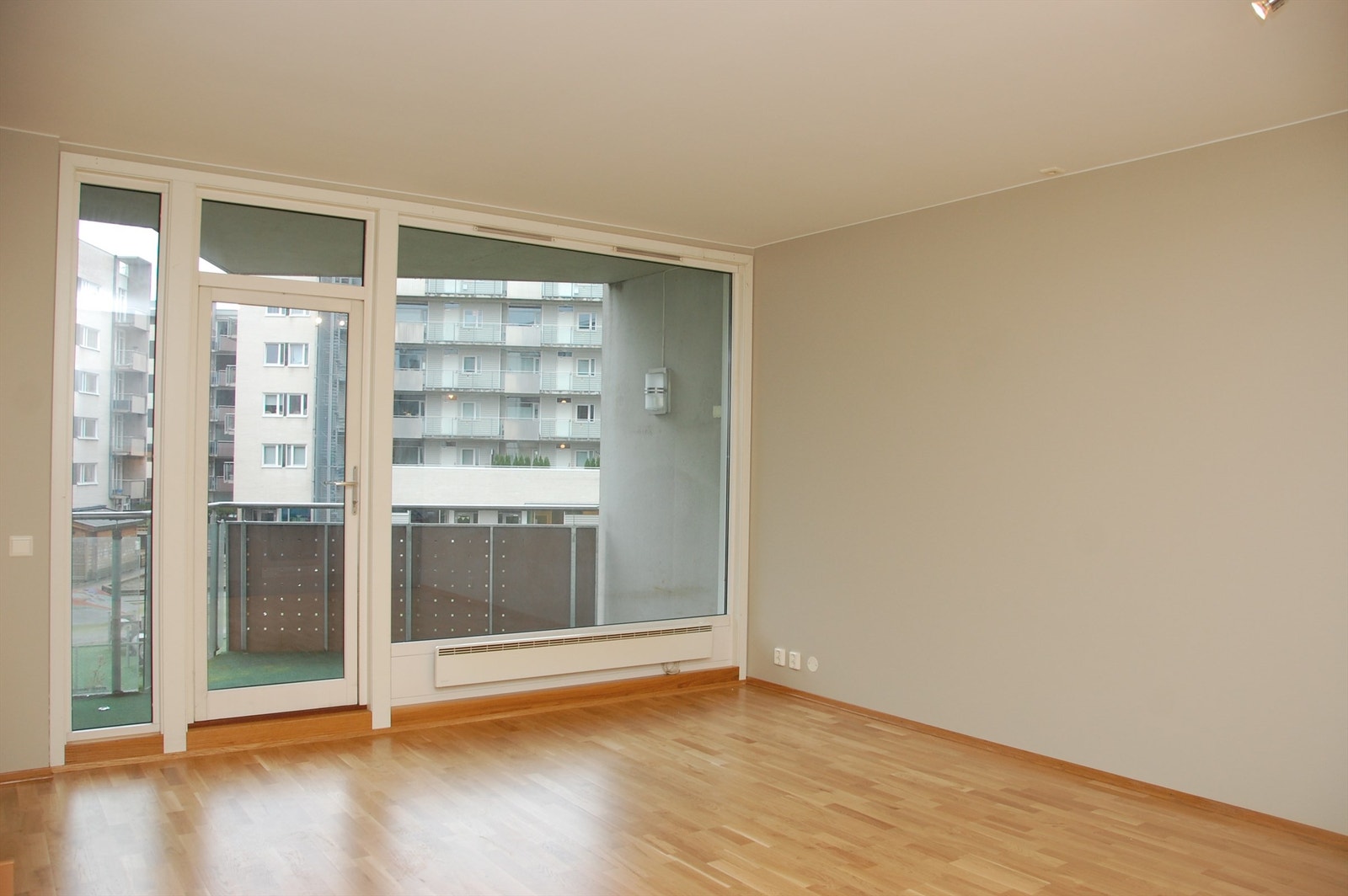 Lys og luftig stue med store vindusflater. Galleribilde