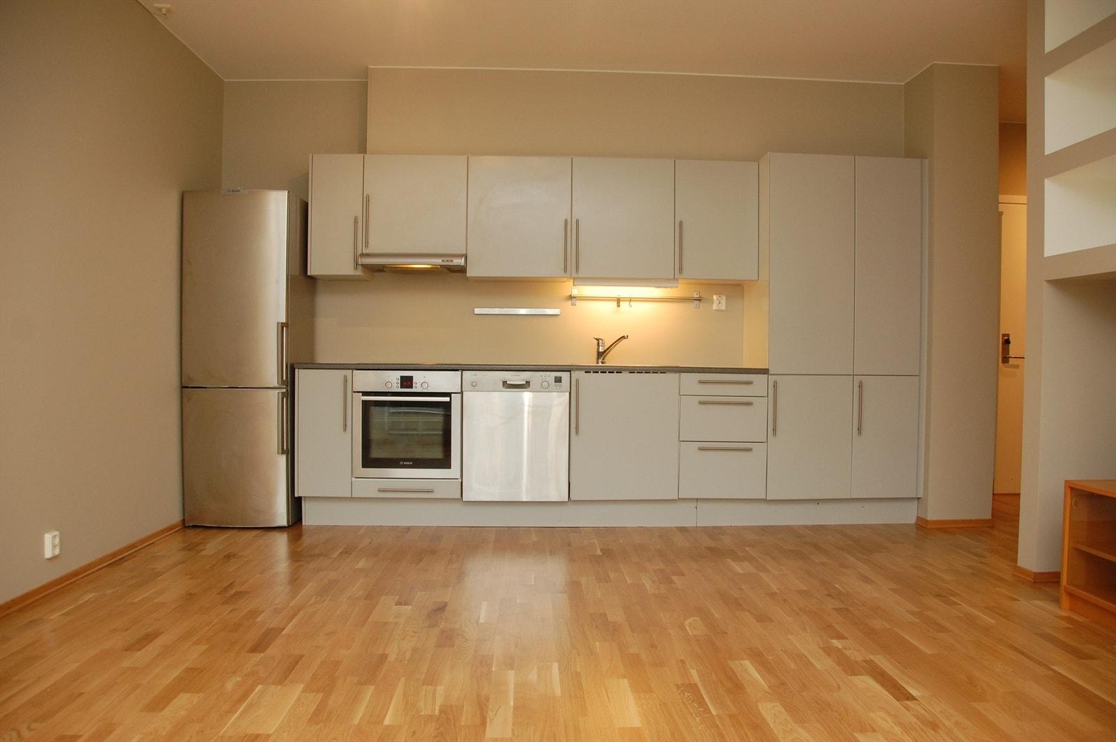 Kjøkken i åpen løsning mot stuen. Godt med skap- og benkeplass. Galleribilde