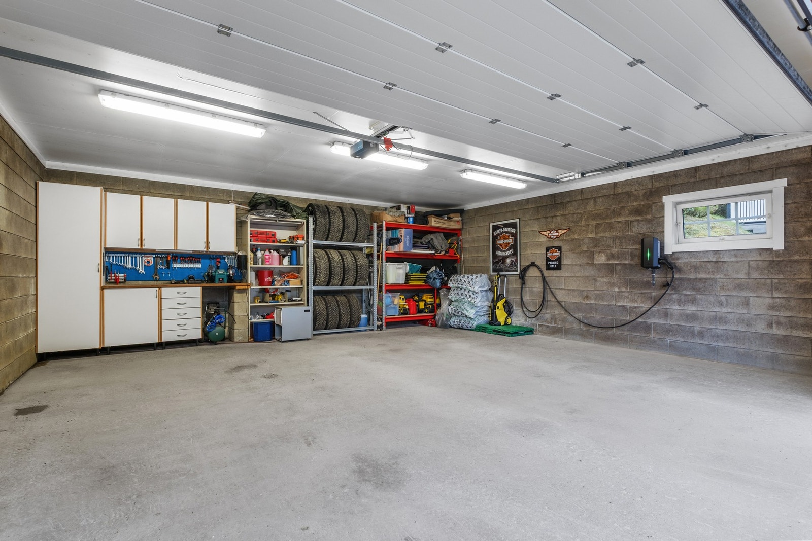 I dobbeltgarasjen er det opplegg for elbil ladding og rom for mye oppbevaring. Galleribilde