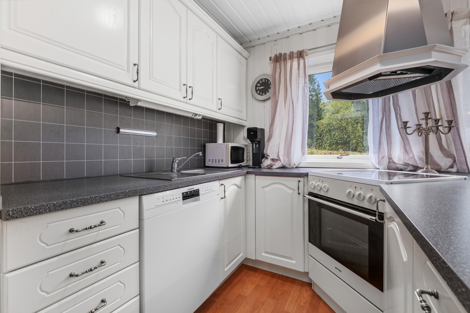 Innredning med mekanisk avtrekksvifte over stekesonen og opplegg for oppvaskmaskin. Galleribilde