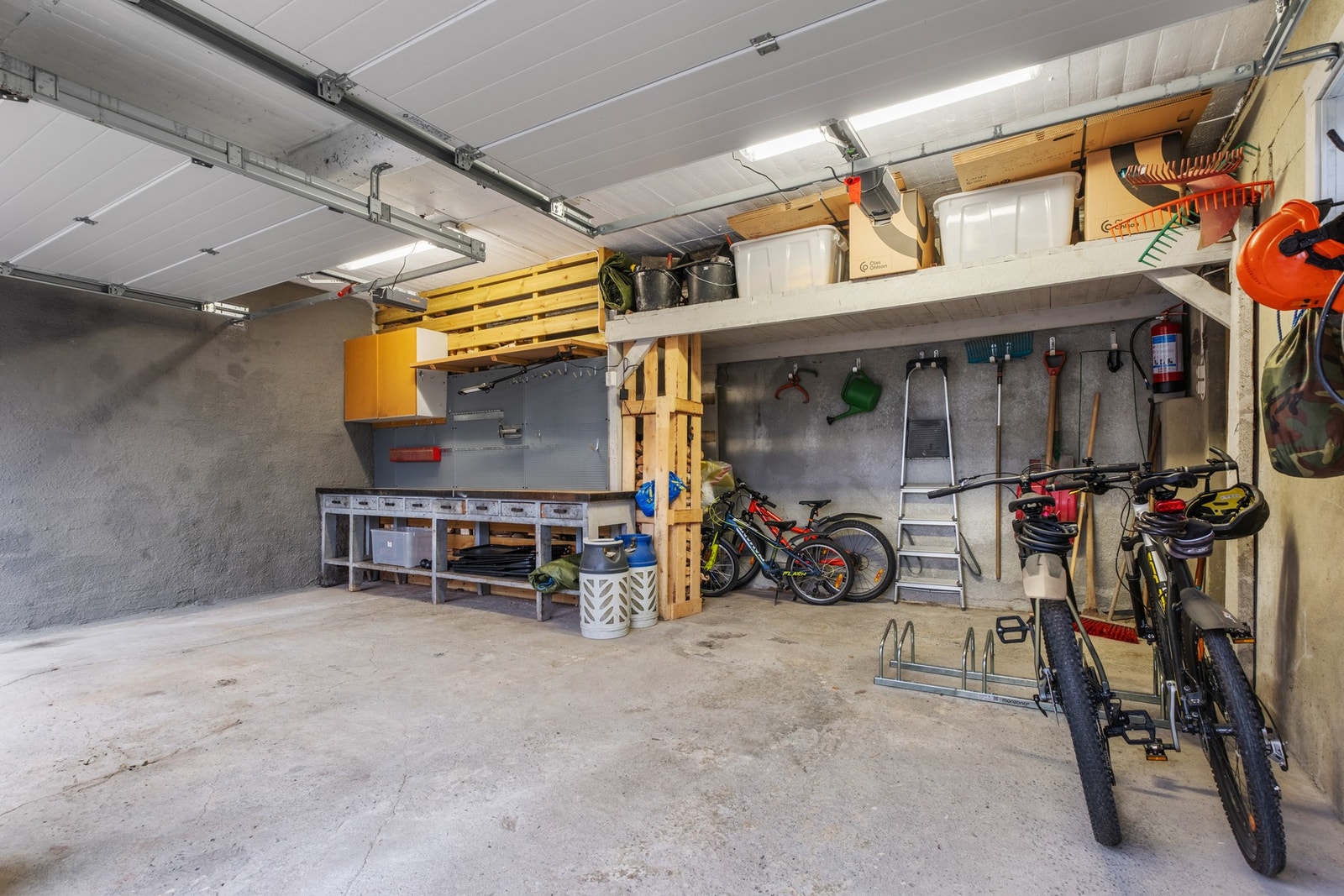 I tillegg til frittstående garasje er det integrert garasje i selve boligen. Arbeidsbenken medfølger salget. Galleribilde