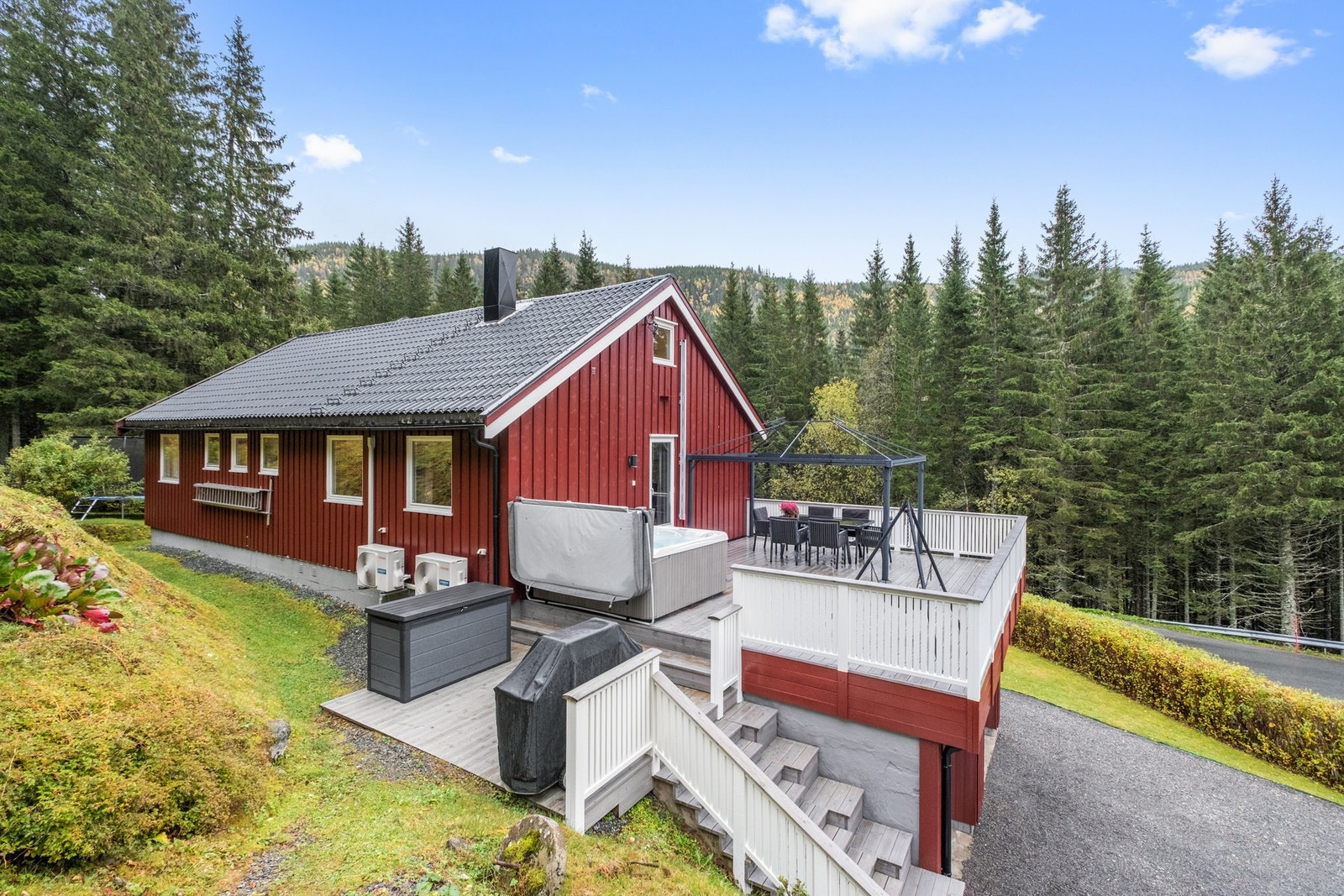 Fra eiendommen er det kun 5 minutter til Hegra sentrum, hvor man finner både barnehage, barneskole, ungdomsskole og butikk. Galleribilde