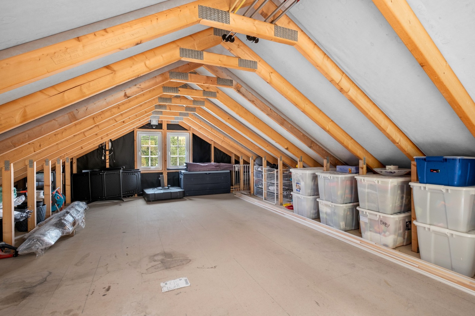 Dobbelgarasjen har hems for ekstra lagringsplass. Galleribilde